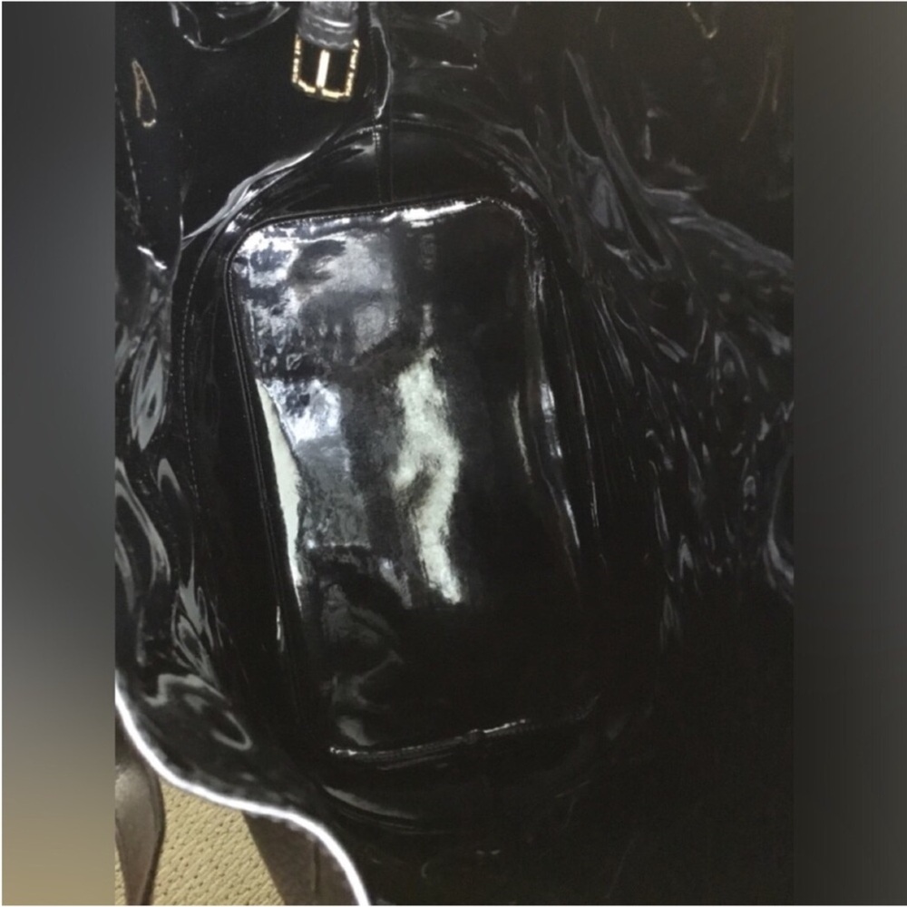 TORY BURCH MICHELLE BLACK PEBBLED LEATHER BUCKET TOTE BLACK GOLD LOGO - Picture 9 of 15